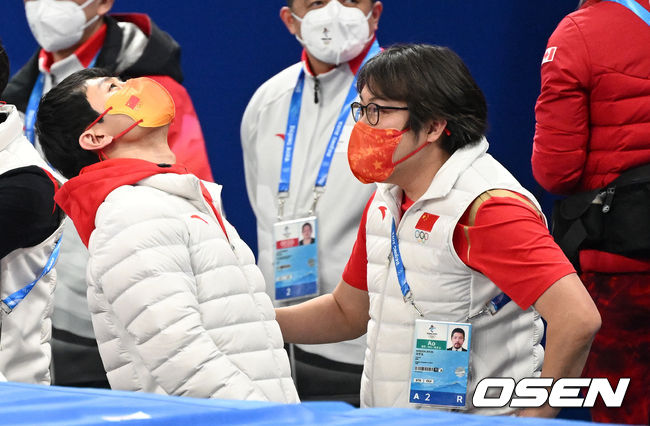 5일 오후 중국 베이징 캐피털 실내 경기장에서 ’2022 베이징동계올림픽’ 쇼트트랙 혼성 계주 결승전이 열렸다.중국 쇼트트랙 김선태 감독과 안현수(빅토르 안) 코치가 금메달 확정에 기뻐하고 있다. 2022.02.05 /jpnews@osen.co.kr