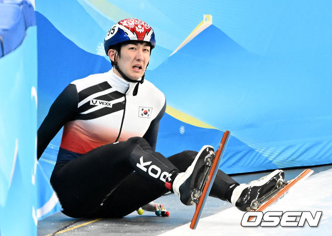 박장혁이 마지막 주자 황대헌에게 터치를 하기 직전 나빠진 빙질에 의해 혼자 넘어지고 있다. 2022.02.05 /jpnews@osen.co.kr