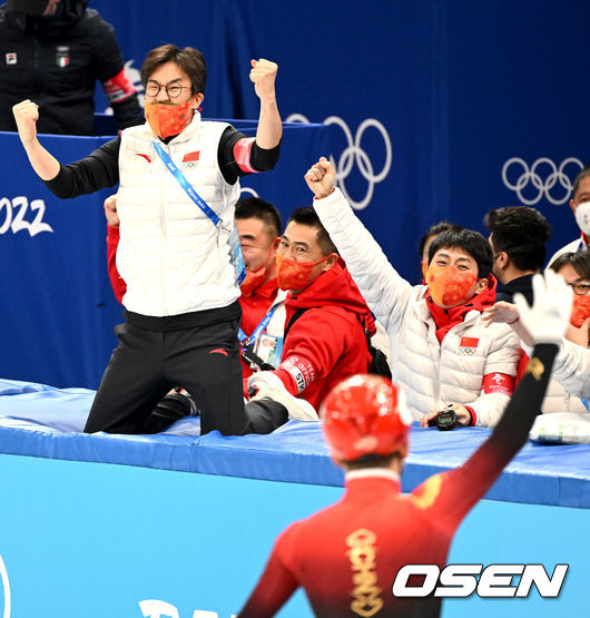중국 쇼트트랙 김선태 감독(왼쪽)과 안현수 코치가 1위로 결승선을 통과한 선수들을 맞이하며 환호하고 있다. 2022.02.05 /jpnews@osen.co.kr