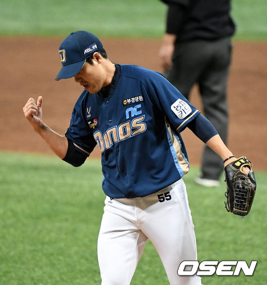 2020년 한국시리즈에서 NC 유니폼을 입고 마운드에 선 김진성. /OSEN DB
