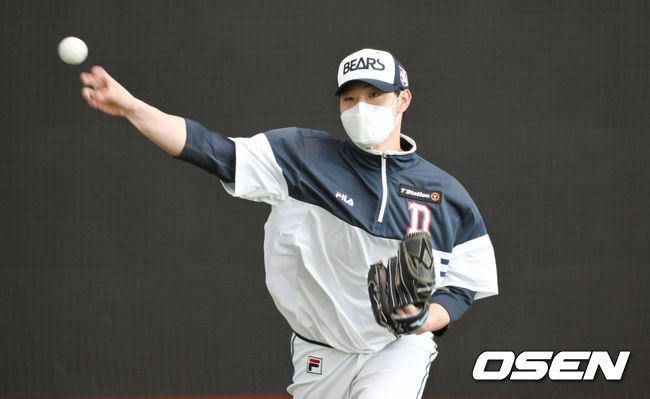 최원준이 수비훈련을 하고 있다. 2022.02.03 /  soul1014@osen.co.kr