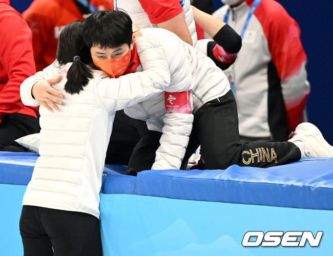 5일 오후 중국 베이징 캐피털 실내 경기장에서 ’2022 베이징동계올림픽’ 쇼트트랙 혼성 계주 결승전이 열렸다.중국 쇼트트랙 안현수(빅토르 안) 코치가 금메달 확정에 선수들과 포옹하며 기뻐하고 있다. 2022.02.05 /jpnews@osen.co.kr