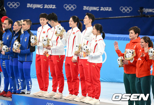5일 오후 중국 베이징 캐피털 실내 경기장에서 ’2022 베이징동계올림픽’ 쇼트트랙 혼성 계주 결승전이 열렸다.금메달을 거머쥔 중국 쇼트트랙 혼성계주 선수들이 시상식 단상에 올라 기뻐하고 있다. 2022.02.05 /jpnews@osen.co.kr