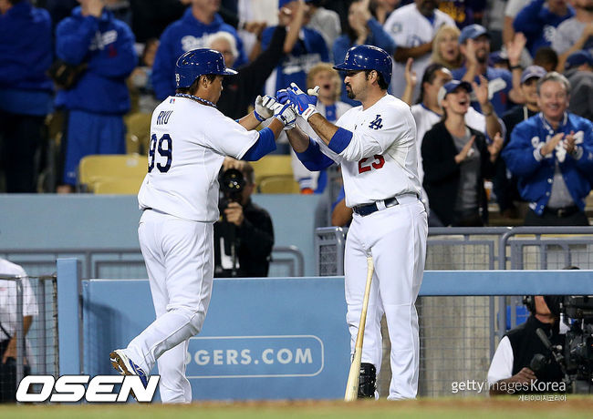 [사진] 지난 2013년 LA 다저스에서 뛰던 류현진과 아드리안 곤살레스(오른쪽). ⓒGettyimages(무단전재 및 재배포 금지)