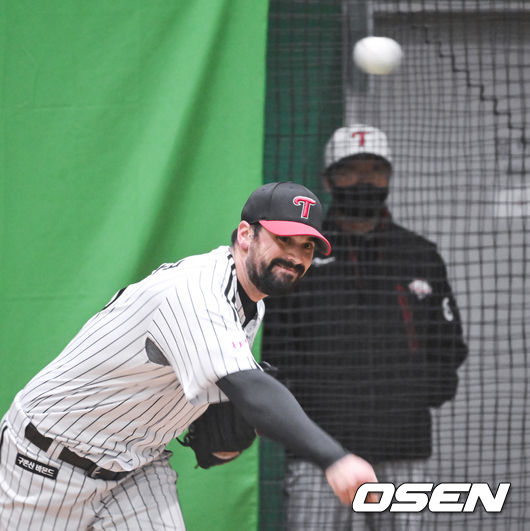 LG 새 외국인 투수 아담 플럿코가 불펜 피칭을 하고 있다. 2022.02.05 / soul1014@osen.co.kr