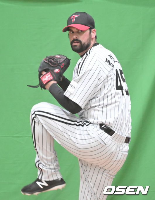 LG 트윈스가 5일 경기도 이천 LG챔피언스파크에서 2022 시즌을 앞두고 스프링캠프 훈련을 진행했다. LG 새 외국인투수 아담 플럿코가 불펜피칭을 하고 있다. 2022.02.05 / soul1014@osen.co.kr