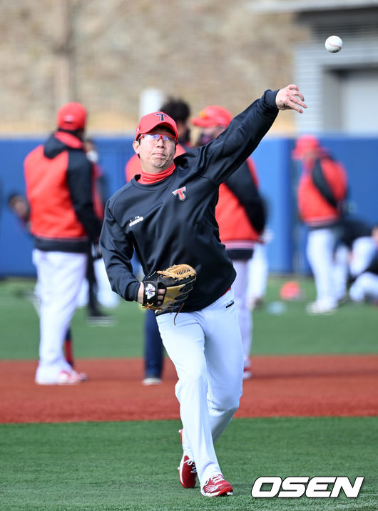 KIA 타이거즈 스프링캠프가 2일 전라남도 함평 KIA챌린저스필드에서 진행됐다. KIA 양현종이 캐치볼을 하고 있다. 2022.02.02 /sunday@osen.co.kr