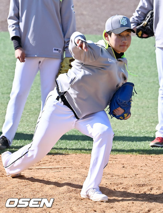 고교 최동원상 수상자 출신 KT 1차지명 KT 신인 박영현이 수비훈련을 하고 있다. 2022.02.05 /rumi@osen.co.kr