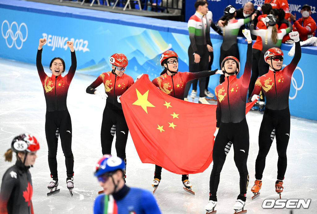 중국 쇼트트랙 혼성계주 선수들이 1위를 거머쥔 뒤 오성홍기를 펼치며 기뻐하고 있다. 2022.02.05 /jpnews@osen.co.kr