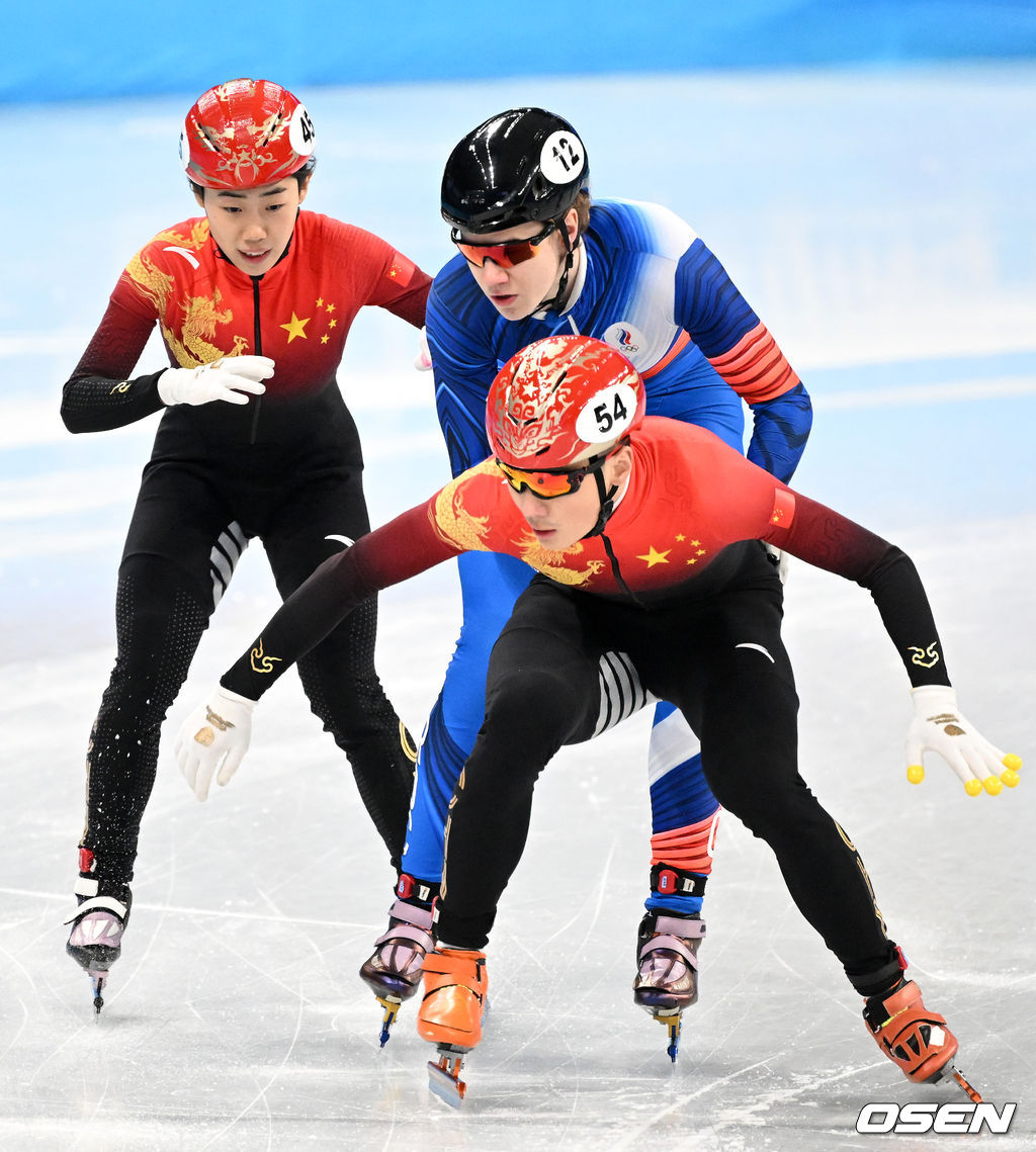 당황한 표정의 장유팅. 런즈웨이는 ROC 선수의 접촉이 터치라 생각하고 달리고 있다.