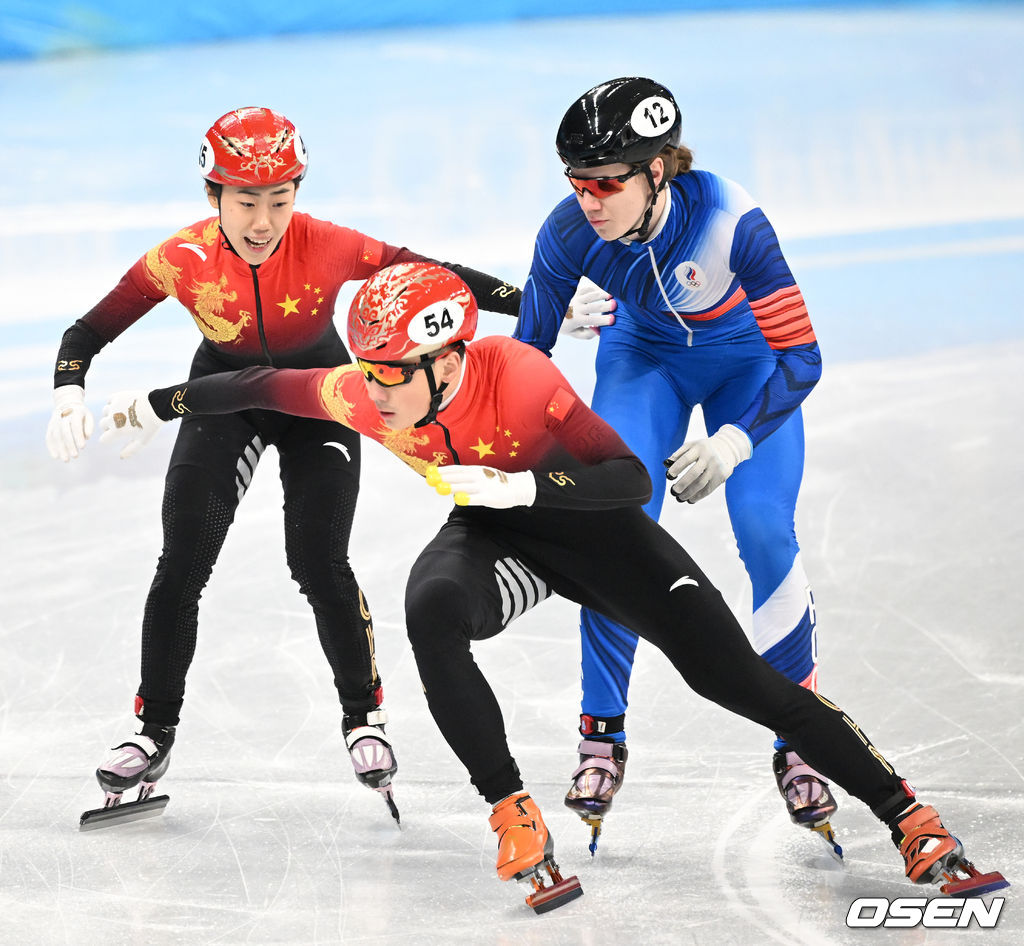 다급한 장유팅이 ROC 선수를 손으로 밀어내고 있다.