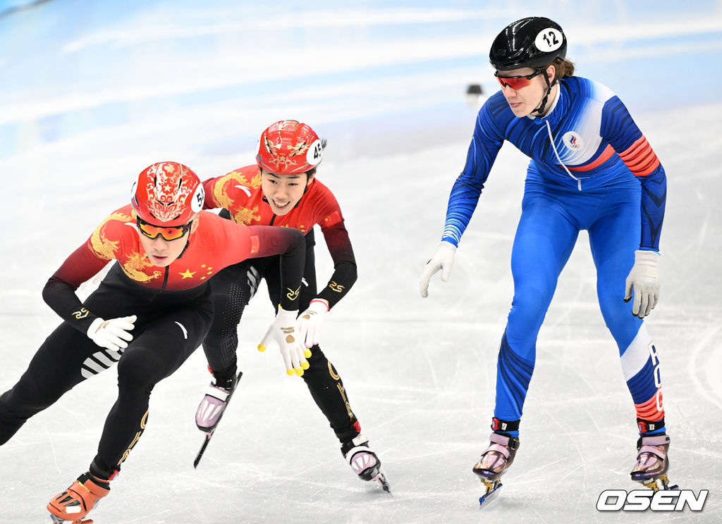 터치를 못한 장유팅이 런즈웨이를 뒤쫓고 있다.