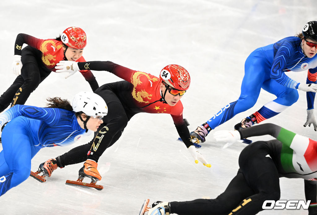 장유팅이 터치를 위해 런즈웨이를 쫓고 있다.