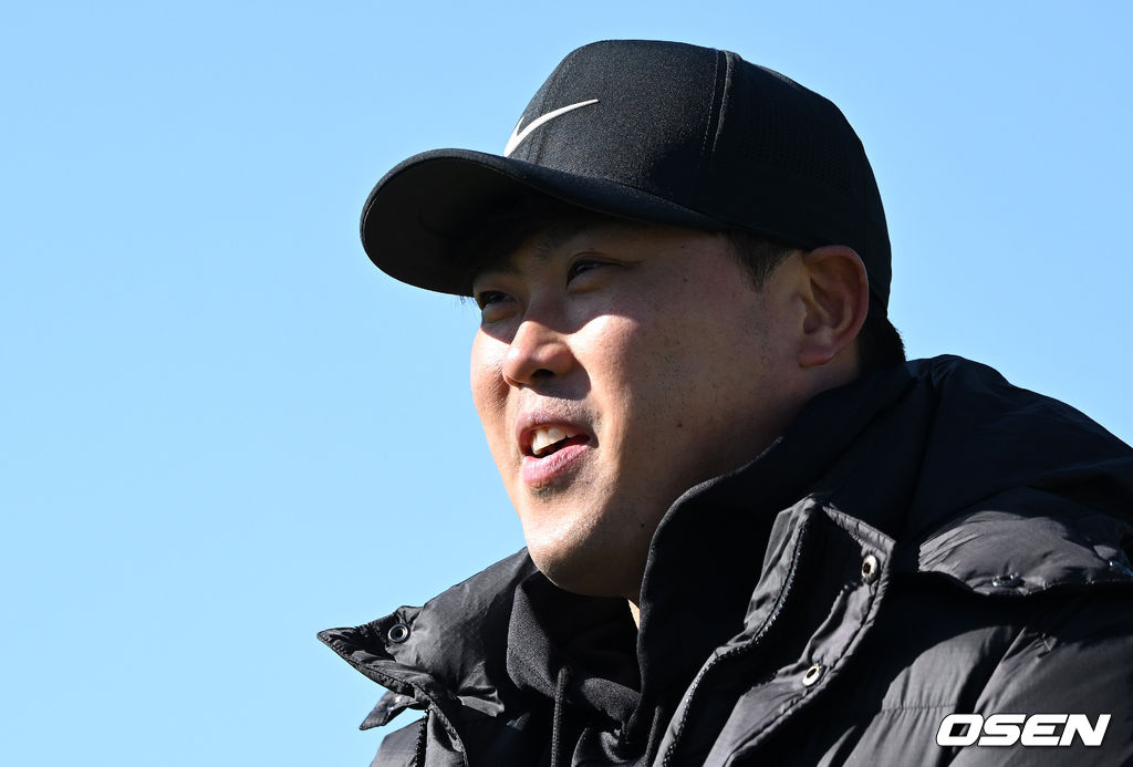 한화 이글스 스프링캠프가 3일 경상남도 거제시 하청스포츠타운에서 진행됐다.토론토 류현진이 인터뷰를 하고 있다. 2022.02.03 /sunday@osen.co.kr