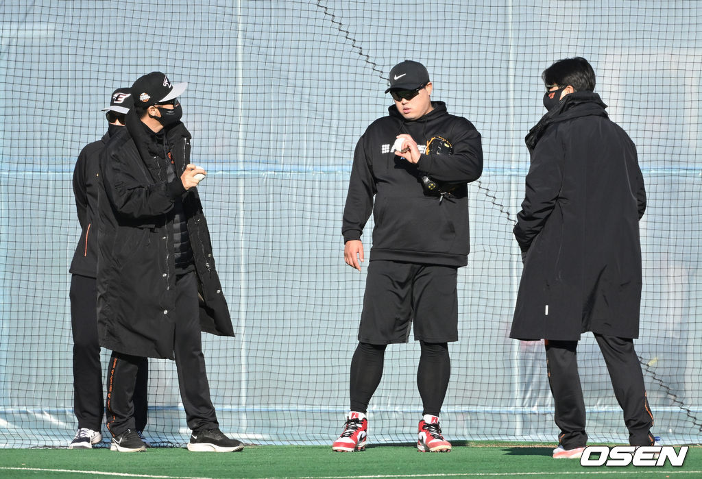 한화 이글스 스프링캠프가 3일 경상남도 거제시 하청스포츠타운에서 진행됐다.한화 손혁 전력강화 코디네이터가 토론토 류현진, 정민철 단장과 이야기를 나누고 있다. 2022.02.03 /sunday@osen.co.kr
