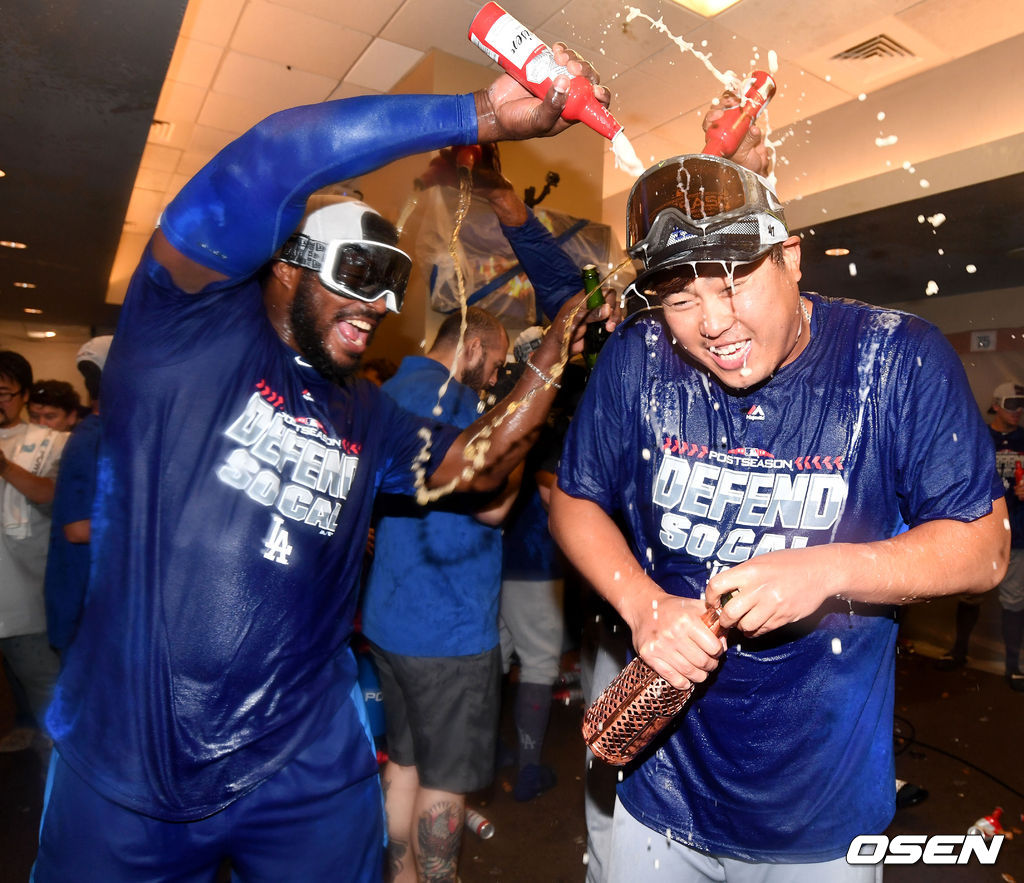경기 종료 후 다저스 류현진과 푸이그를 비롯한 선수들이 클럽하우스에서 파티를 즐기고 있다. /dreamer@osen.co.kr