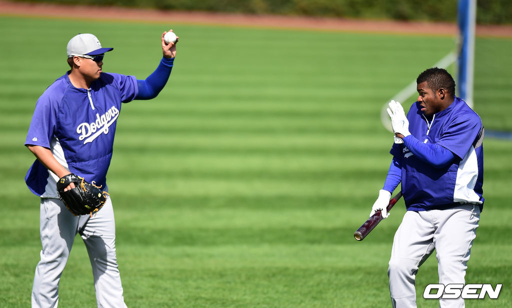 22일(이하 한국시간) 미국 일리노이주 시카고 리글리 필드에서 열린 '2014 메이저리그' LA 다저스와 시카고 컵스의 경기, 경기에 앞서 다저스 류현진이 캐치볼을 하자 이를 지켜보던 푸이그가 장난을 치고 있다./jpnews@osen.co.kr