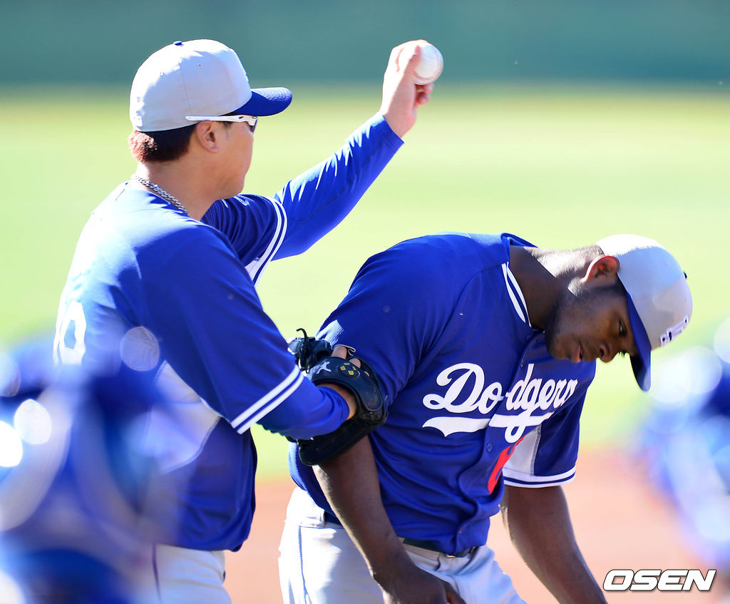 18일(한국시간) 미국 애리조나주 글렌데일 캐멀벡랜치에서 진행된 메이저리그 LA다저스의 스프링 트레이닝, 다저스 류현진이 야시엘 푸이그와 장난을 치고 있다../sunday@osen.co.kr