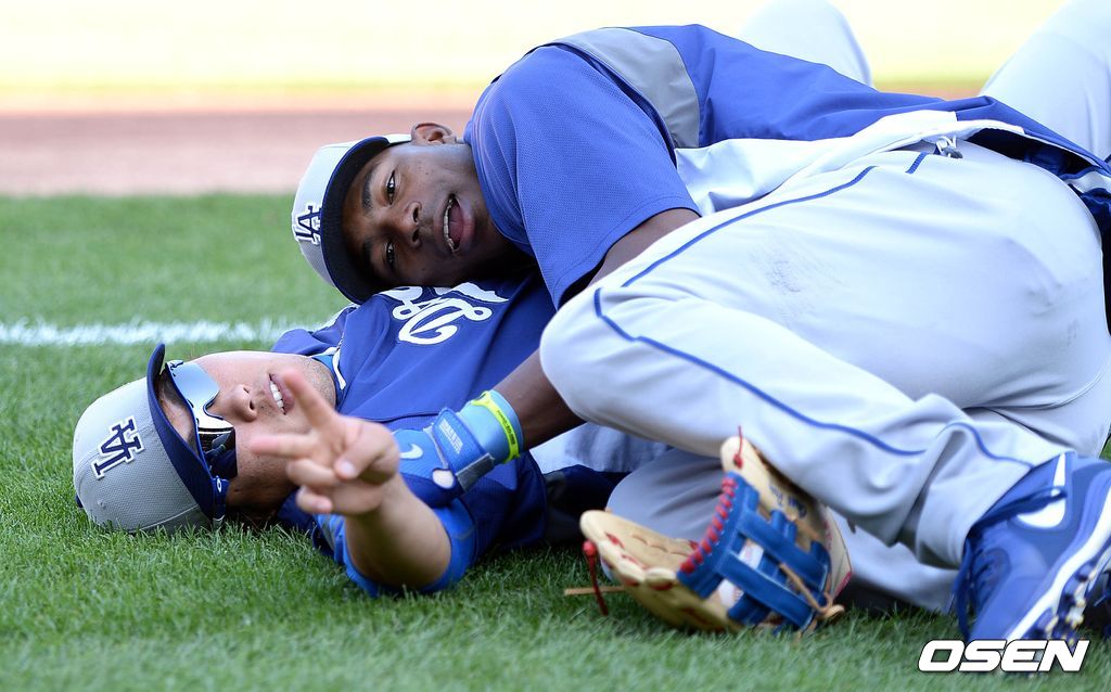 7일(이하 한국시간) 미국 미주리주 세인트루이스에 위치한 부시스타디움에서 열린 2013 메이저리그 세인트루이스 카디널스와 LA 다저스의 경기, 경기에 앞서 다저스 류현진과 푸이그가 그라운드에서 장난을 치고 있다./sunday@osen.co.kr