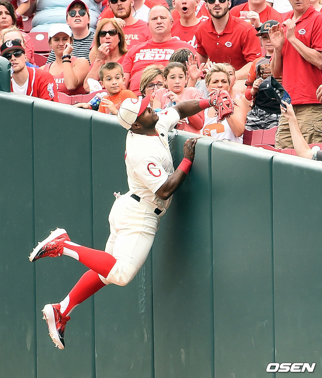 6회초 2사 만루 류현진의 파울타구를 푸이그가 호수비 펼치며 잡아내고 있다. / soul1014@osen.co.kr