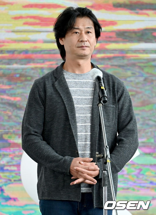 8일 오후 부산 영화의전당 야외극장에서 제26회 부산국제영화제 초청된 영화 ‘불도저에 탄 소녀’ 무대인사가 진행됐다.배우 박혁권이 MC의 질문에 대답하고 있다. 2021.10.08 /ksl0919@osen.co.kr