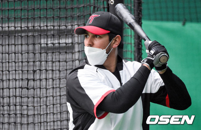 LG 외국인 타자 리오 루이즈가 타격 훈련을 하고 있다. 2022.02.04 /  soul1014@osen.co.kr