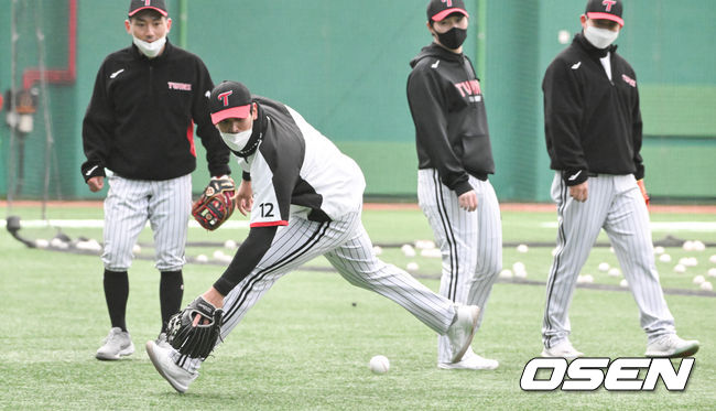 LG 외국인 선수 리오 루이즈가 수비훈련을 하고 있다.  2022.02.05 /  soul1014@osen.co.kr