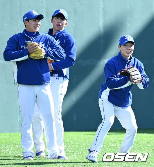 3일 오전 경북 경산시 삼성 라이온즈 볼파크에서 삼성 라이온즈의 스프링캠프가 진행됐다. 삼성 김지찬, 이재현, 김영웅이 수비 훈련을 하고 있다. 2022.02.03 /ksl0919@osen.co.kr