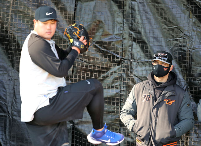 호세 로사도 한화 투수코치가 류현진의 불펜 피칭을 지켜보고 있다. /한화 이글스 제공