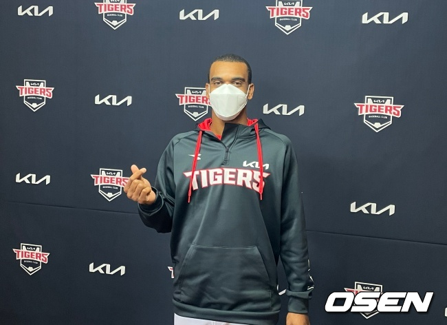 KIA 타이거즈 로니 윌리엄스가 인터뷰에 앞서 손하트를 날리고 있다.