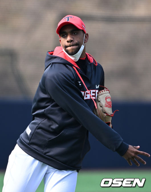 KIA 타이거즈 스프링캠프가 1일 전라남도 함평 KIA챌린저스필드에서 진행됐다.KIA 로니 윌리엄스가 캐치볼을 하고 있다. 2022.02.01 /sunday@osen.co.kr