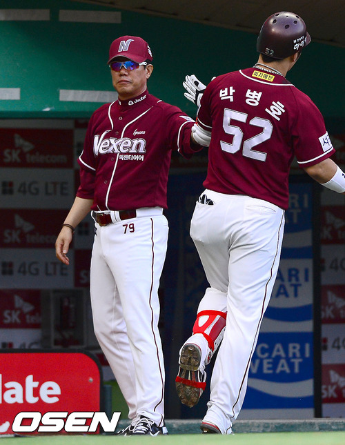 넥센 시절 박병호가 김시진 감독과 기뻐하고 있다. /OSEN DB
