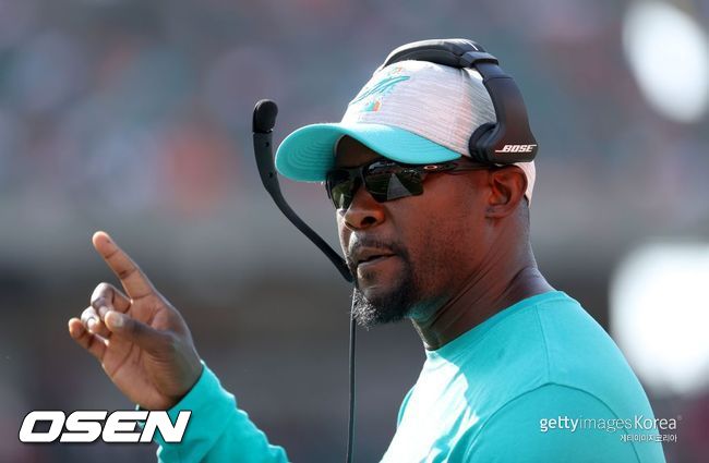 [사진] 이번 시즌을 마치고 해임되자 NFL과 구단을 상대로 인종차별 소송을 낸 마이애미 돌핀스의 브라이언 플로레스 전 감독.  ⓒGettyimages(무단전재 및 재배포 금지)