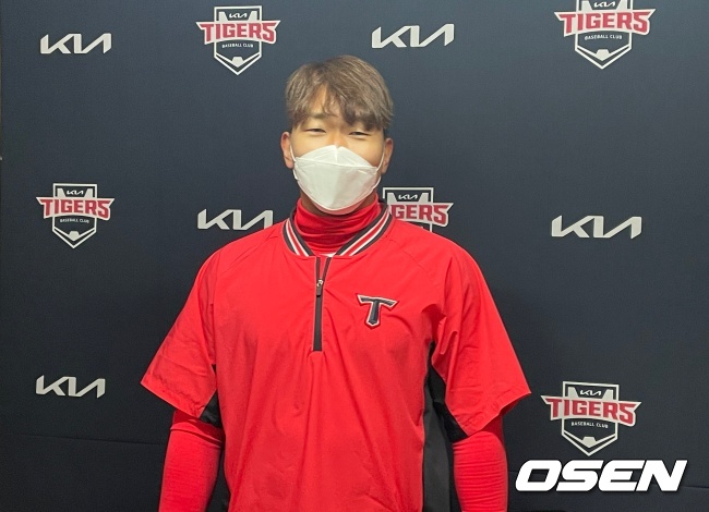 KIA 타이거즈 이적생 고종욱이 인터뷰에 응하고 있다.