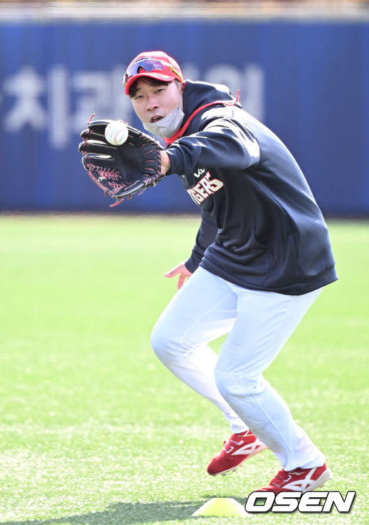 KIA 타이거즈 스프링캠프가 2일 전라남도 함평 KIA챌린저스필드에서 진행됐다. KIA 고종욱이 수비 훈련을 하고 있다. 2022.02.02 /sunday@osen.co.kr