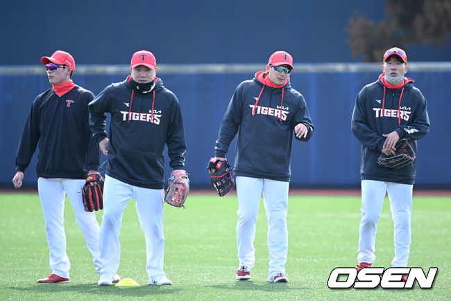 KIA 타이거즈 스프링캠프가 2일 전라남도 함평 KIA챌린저스필드에서 진행됐다. KIA 김호령, 이우성, 나성범, 고종욱이 수비 훈련을 하고 있다. 2022.02.02 /sunday@osen.co.kr