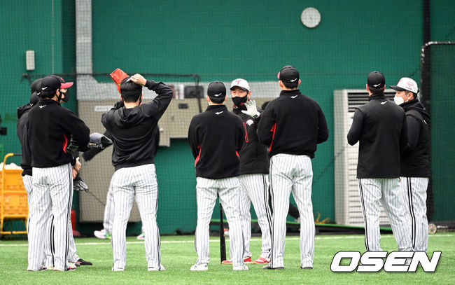 LG 트윈스가 7일 경기도 이천 LG챔피언스파크에서 2022 시즌을 앞두고 스프링캠프 훈련을 진행했다. LG 투수조와 김광삼 투수코치가 훈련을 하고 있다. 2022.02.07 /cej@osen.co.kr