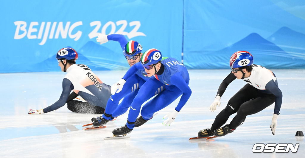 5일 오후 중국 베이징 캐피털 실내 경기장에서 ’2022 베이징동계올림픽’ 쇼트트랙 혼성 계주 준준결승전이 열렸다.쇼트트랙 한국 박장혁(맨 왼쪽)이 넘어지고 있다. 2022.02.05 /jpnews@osen.co.kr