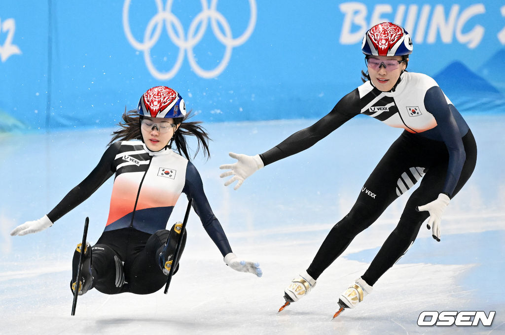 대한민국 쇼트트랙 대표팀 이유빈이 1일 오후 중국 베이징 캐피털 실내 경기장에서 훈련 도중 넘어지고 있다. 이유빈 옆은 김아랑. 2022.02.01 /jpnews@osen.co.kr