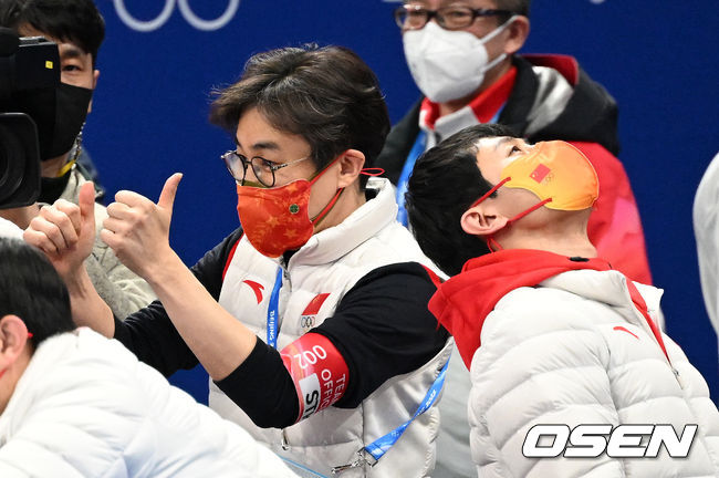 중국 대표팀 김선태 감독과 빅토르 안(안현수) 기술코치가 기뻐하고 있다. 2022.02.05 /jpnews@osen.co.kr