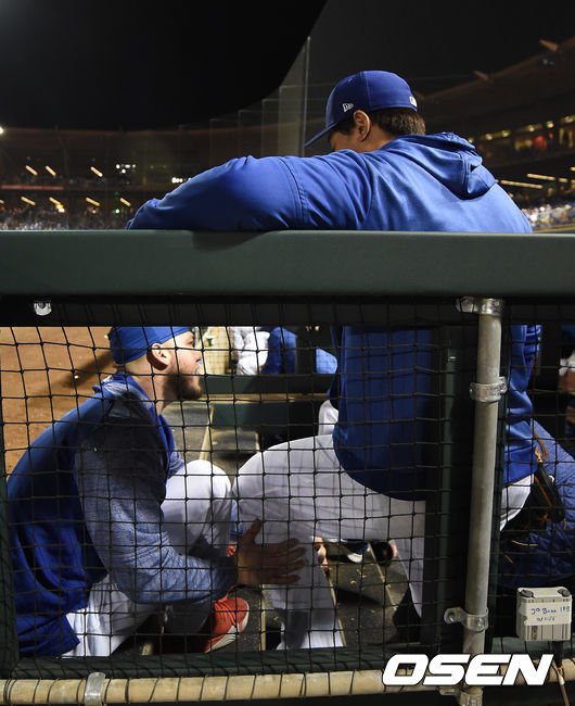 2019년 LA 다저스 시절 알렉스 버두고가 류현진의 종아리를 만지며 감탄하고 있다. /OSEN DB