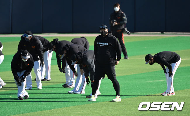 토론토 류현진이 거제 하청스포츠타운에서 한화 선수들과 스트레칭 훈련을 하고 있다. 2022.02.03 /OSEN DB