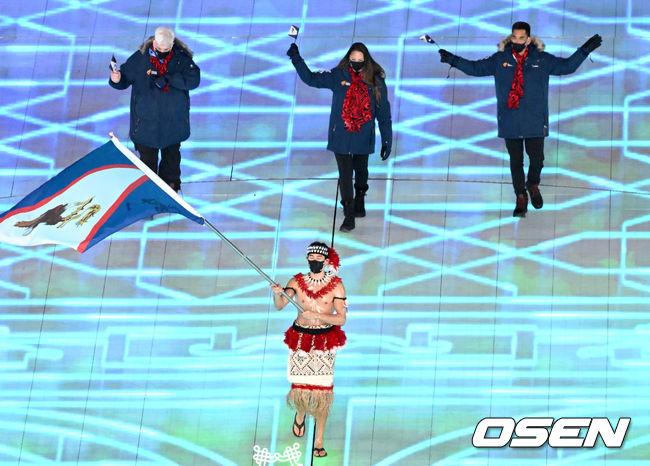 2022 베이징동계올림픽 개막식이 4일 오후(한국시간) 베이징 국립경기장에서 열렸다.베이징동계올림픽은 ‘함께하는 미래’(Together for a Shared Future)라는 슬로건을 내걸고 91개국, 2900여명의 선수들이 20일까지 7개 종목 109개의 금메달을 두고 경쟁한다.베이징올림픽 개막식에서 아메리칸 사모아 선수단이 입장하고 있다. 2022.02.04 /jpnews@osen.co.kr