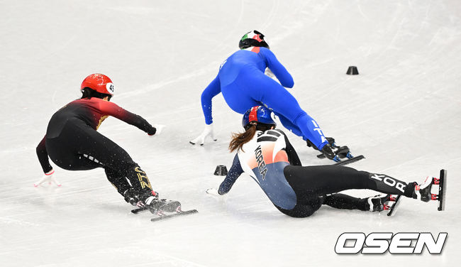 7일 중국 베이징 캐피털 인도어 스타디움에서 2022베이징동계올림픽 여자 쇼트트랙 500ｍ 준준결승 경기가 열렸다.여자 500m 3조 경기 대한민국 최민정이 넘어지고 있다. 2022.02.07 /jpnews@osen.co.kr
