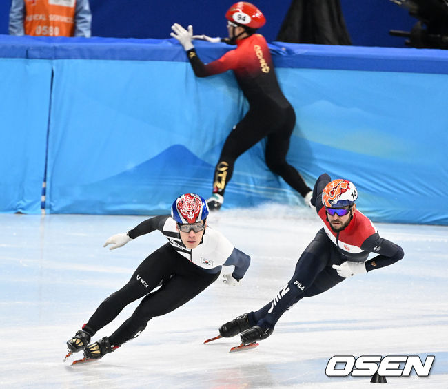 7일 중국 베이징 캐피털 인도어 스타디움에서 2022 베이징 동계올림픽 남자 쇼트트랙 1000ｍ 준준결승 경기가 열렸다.대한민국 황대헌이 레이스를 펼치고 있다. 2022.02.07 /jpnews@osen.co.kr