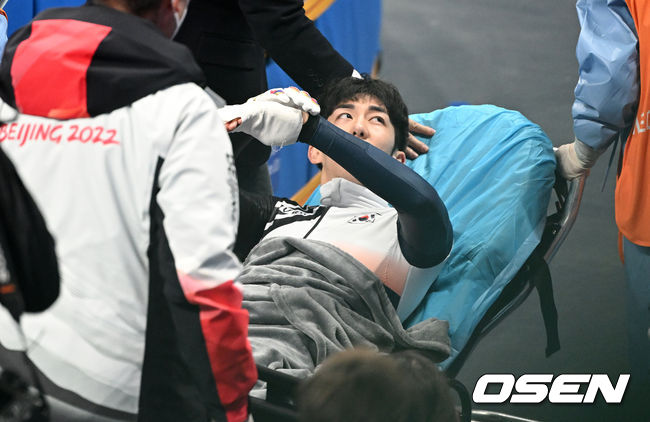 7일 중국 베이징 캐피털 인도어 스타디움에서 2022 베이징 동계올림픽 남자 쇼트트랙 1000ｍ 준준결승 경기가 열렸다.경기 중 넘어진 대한민국 박장혁이 손목의 고통을 호소하며 들것에 실려 나가고 있다. 2022.02.07 /jpnews@osen.co.kr