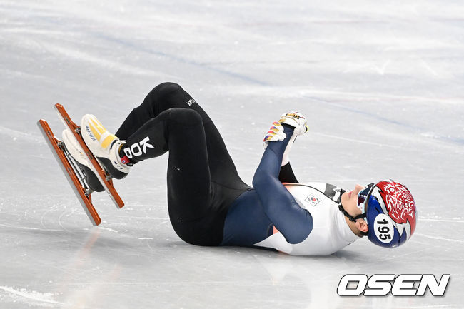 7일 중국 베이징 캐피털 인도어 스타디움에서 2022 베이징 동계올림픽 남자 쇼트트랙 1000ｍ 준준결승 경기가 열렸다.대한민국 박장혁이 넘어지며 팔목의 고통을 호소하고 있다. 2022.02.07 /jpnews@osen.co.kr