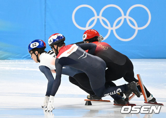 7일 중국 베이징 캐피털 인도어 스타디움에서 2022 베이징 동계올림픽 남자 쇼트트랙 1000ｍ 준준결승 경기가 열렸다.네덜란드 싱키 크네흐트가 무리한 추월을 시도하고 있다. 싱키 크네흐트는 비디오 판독으로 페널티를 받았다. 2022.02.07 /jpnews@osen.co.kr