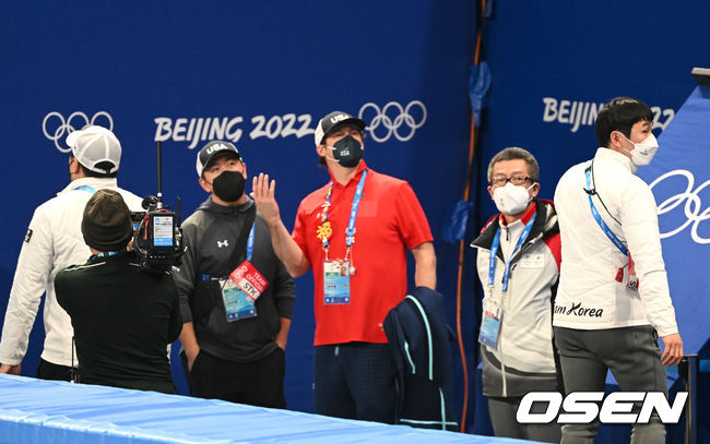 7일 중국 베이징 캐피털 인도어 스타디움에서 2022 베이징 동계올림픽 남자 쇼트트랙 1000ｍ 준결승 경기가 열렸다.대한민국 황대헌과 이준서의 실격 처리에 코치진이 아쉬워하고 있다. 2022.02.07 /jpnews@osen.co.kr
