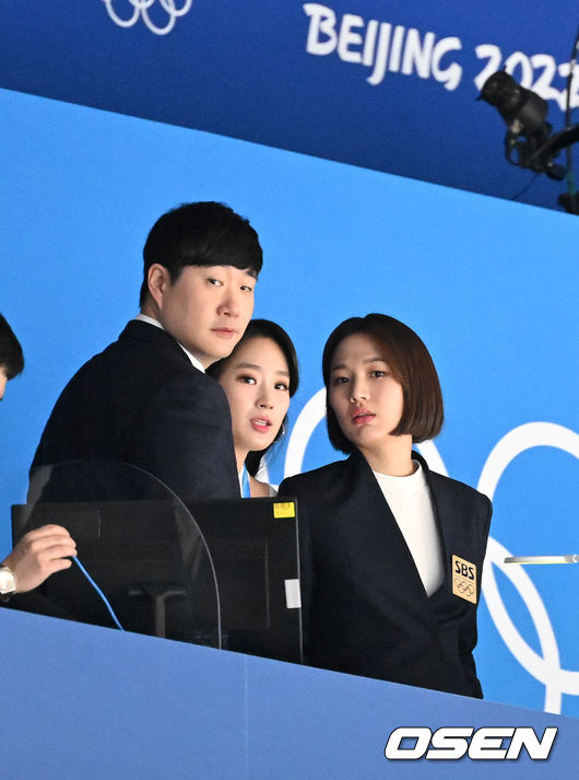 7일 중국 베이징 캐피털 인도어 스타디움에서 2022베이징동계올림픽 여자 쇼트트랙 500ｍ 준준결승 경기가 열릴 예정이다.경기에 앞서 배성재, 주시은 아나운서, 박승희 해설위원이 경기장을 바라보고 있다. 2022.02.07 /jpnews@osen.co.kr